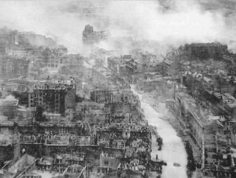 Киевлянка Хорошунова в дневнике 1943 года: Появились двадцать советских самолетов и усиленно начали бить зенитки