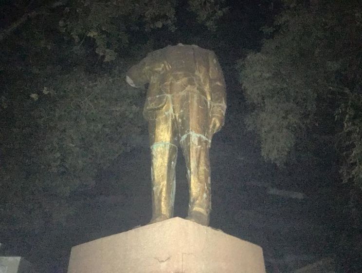 ﻿В Одеській області активісти обезголовили пам'ятник Леніну