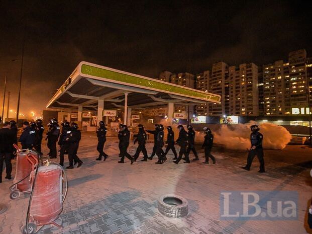 ﻿У Києві мітинг проти будівництва заправки закінчився бійкою, постраждало семеро поліцейських