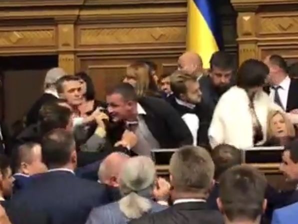 ﻿У Раді під час розгляду законопроекту про відновлення суверенітету над Донбасом сталася штовханина. Відео