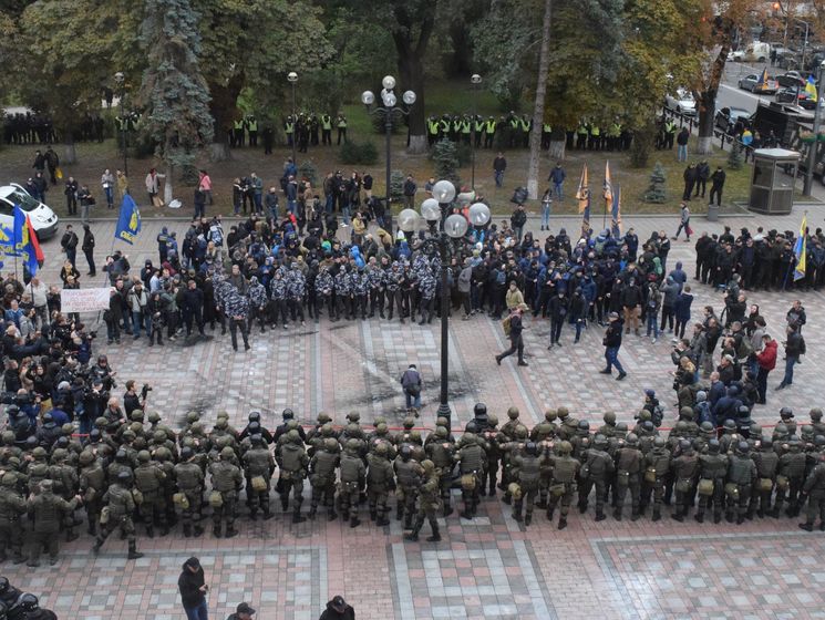 ﻿Активісти "Свободи", "Національного корпусу" і "Правого сектору" пікетують Раду, виступаючи проти законопроектів про Донбас