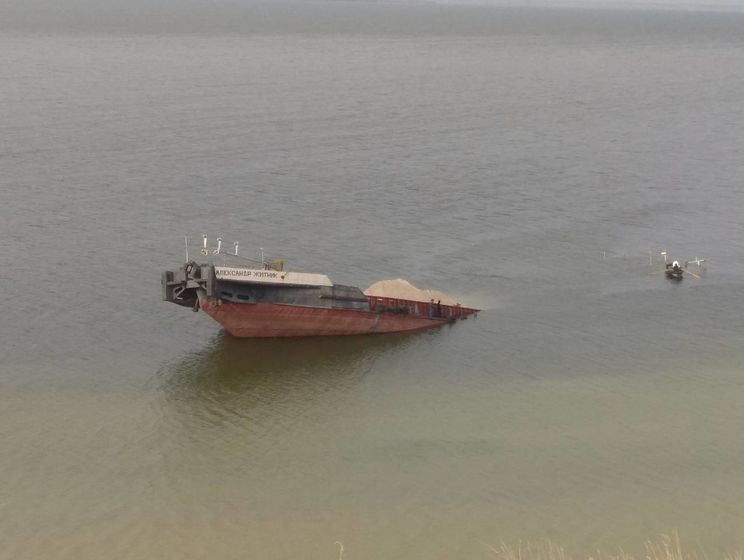 ﻿У Херсонській області затонула баржа з нафтопродуктами