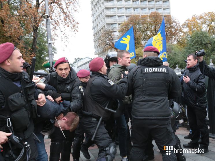 У стен Верховной Рады произошла потасовка между "Национальным корпусом" и полицией 
