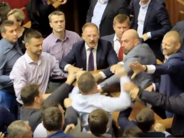 ﻿Нардеп Левченко влаштував бійку у Раді через ухвалення законопроектів Порошенка щодо Донбасу. Відео
