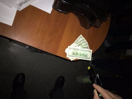 На взятке задержали главного госинспектора таможенного поста 