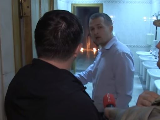 ﻿Нардепи Левченко і Семенченко підпалили димову шашку у туалеті Ради. Відео