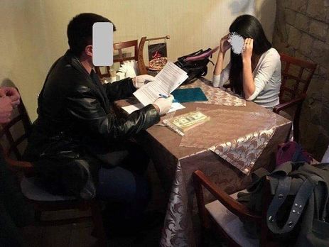 В Киевской области прокуратура задержала адвоката, которая пыталась дать прокурору взятку в $1500