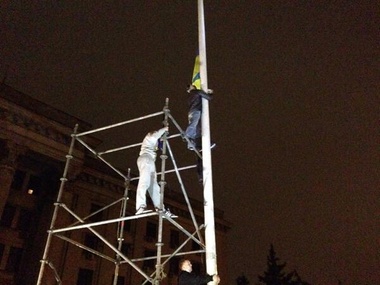 Возле Дома профсоюзов в Одессе подняли украинский флаг