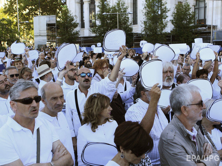 ﻿В Іспанії пройшли мітинги із закликом до політиків домовитися про майбутнє Каталонії