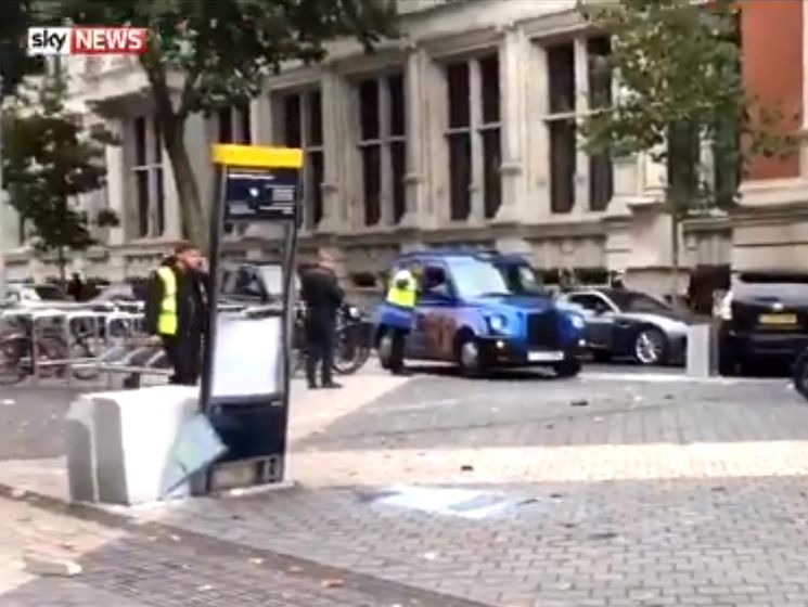 ﻿Автомобіль урізався у пішоходів біля музею в Лондоні
