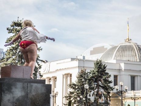 В центре Киева обнаженная активистка Femen поздравила Путина с днем рождения