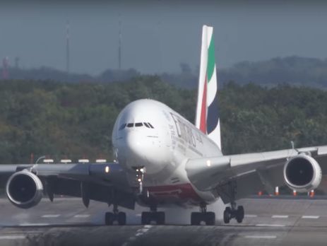 В Германии пилотам Airbus удалось избежать авиакатастрофы после порыва ветра. Видео