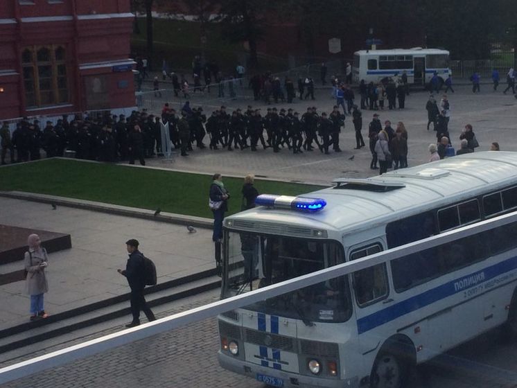 ﻿Поліція Москви затримує прибічників Навального, які сьогодні збираються на Манежній площі