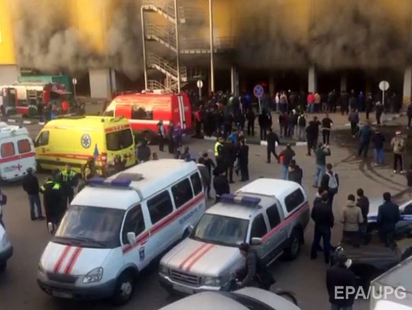 ﻿На підземній парковці ринку "Синдика" у Москві вибухають автомобілі. Є загроза обвалення будівлі