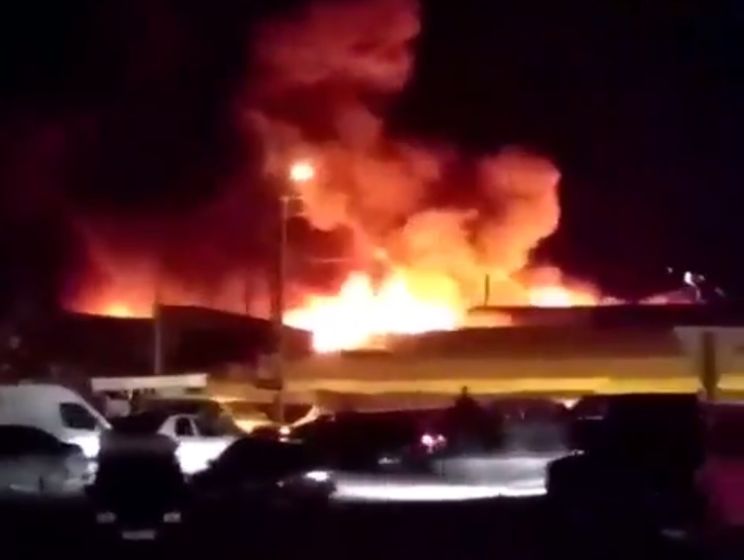 ﻿Увечері в Ростові-на-Дону розпочалася масштабна пожежа на ринку "Восточный"