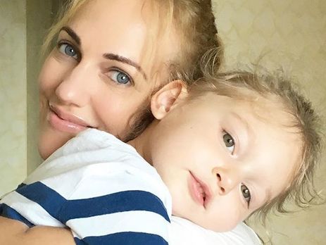 ﻿Узерлі показала нові знімки із трирічною донькою