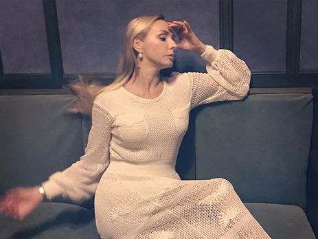 Навка показала занятия йогой