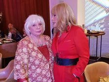 Пугачева в красном жакете и кожаной мини-юбке повеселилась на дне рождения подруги. Фоторепортаж