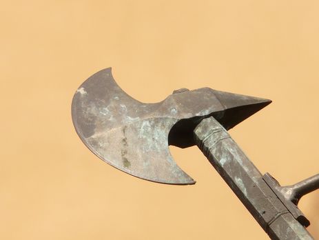 ﻿У Чернігові чоловік із сокирою напав на жінку-прокурора