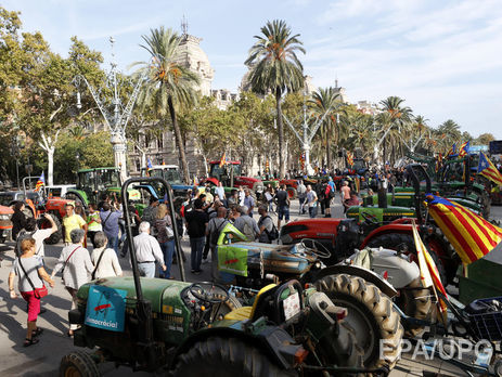 У здания парламента Каталонии собрались тысячи людей, ожидающих провозглашения независимости