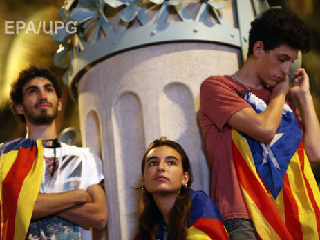 Тысячи жителей Барселоны вышли на улицы в ожидании провозглашения независимости Каталонии. Фоторепортаж