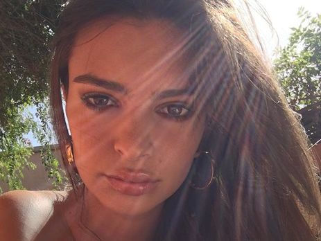 Ратаковски в Марракеше приобнажила грудь