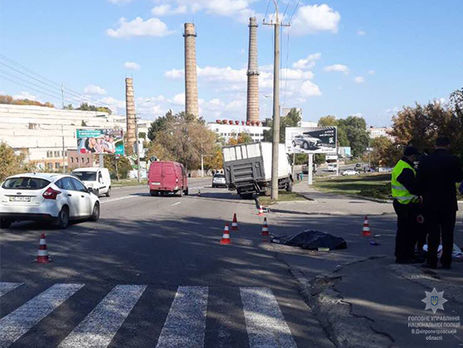 В Днепре грузовик сбил трех человек на пешеходном переходе