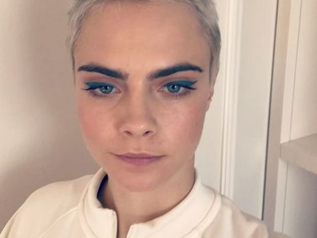 Делевинь поделилась архивным снимком с сестрами