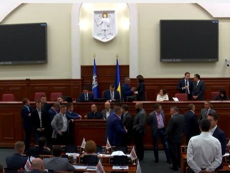 В Киевсовете свободовцы заблокировали трибуну, требуя переименовать улицу Московскую