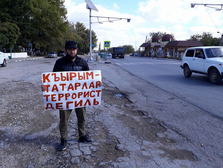 В Крыму прошла серия одиночных пикетов против преследования оккупационными властями крымских татар. Видео