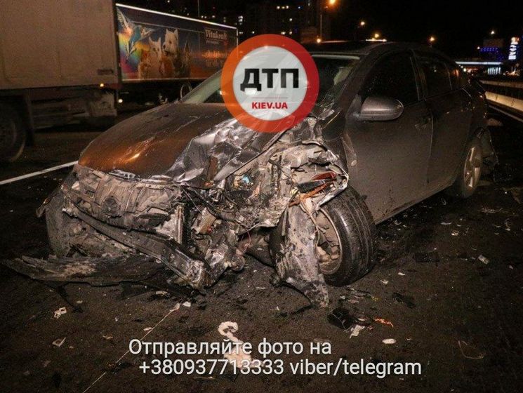 В Киеве водителя, вышедшего из машины, чтобы помочь участникам ДТП, сбил другой автомобиль