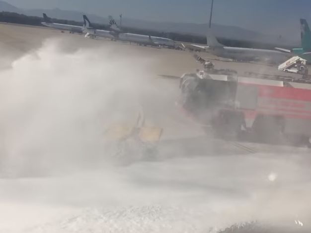 В аэропорту Антальи из самолета с харьковчанами во время взлета начало вытекать топливо. Видео
