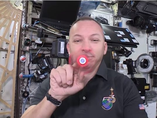 Космонавты NASA показали, как работает спиннер в космосе. Видео