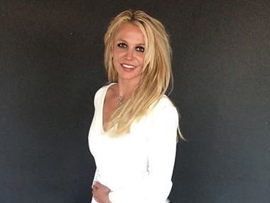 Спирс в топе с глубоким декольте продемонстрировала талант художника