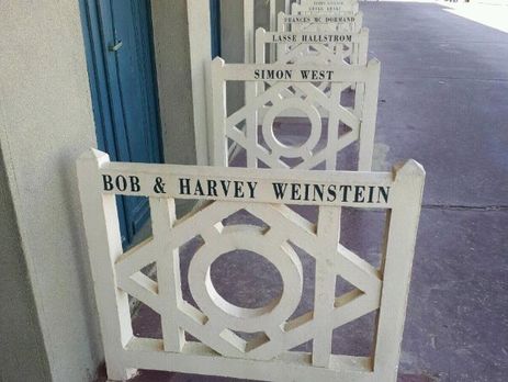 Имя обвиняемого в сексуальных домогательствах продюсера Вайнштейна убрали с памятной таблички во французском Довиле