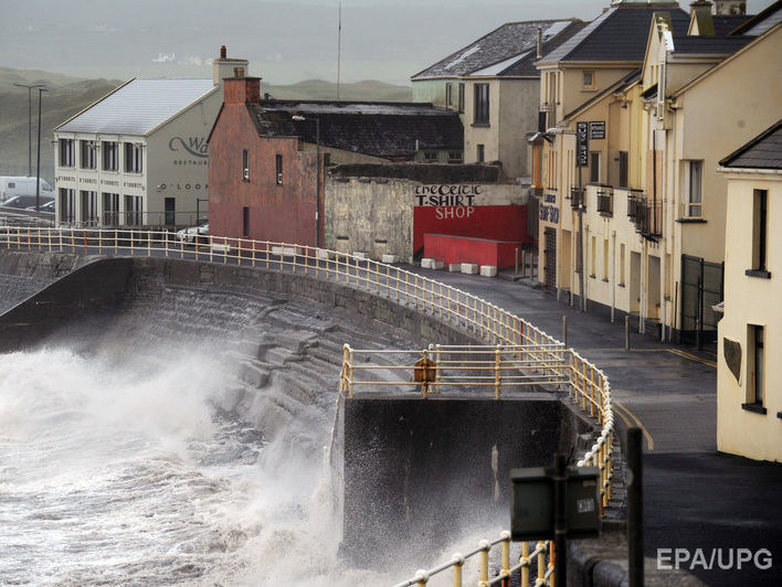 На Ирландию обрушился ураган "Офелия", трое погибших