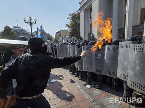 Порошенко об акции под ВР: Нельзя допустить, чтобы безответственные политиканы повторили трагические события 31 августа 2015 года