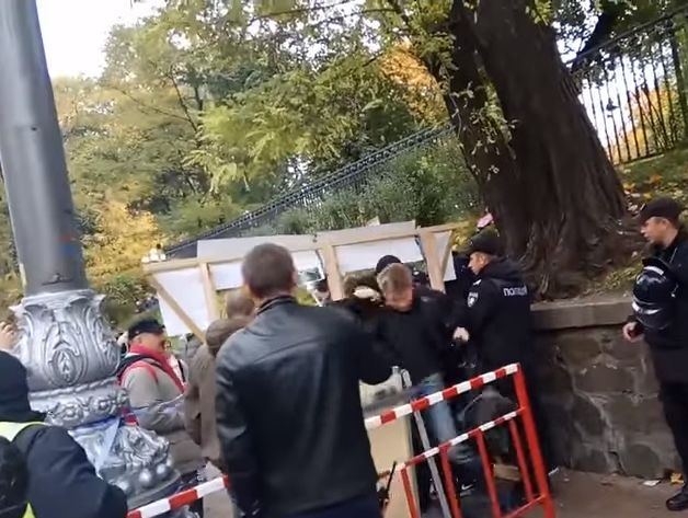 ﻿Протестувальники напали на нардепа Гончаренка. Відео