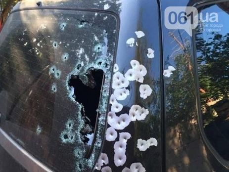В Запорожье внедорожник обстреляли из автомата