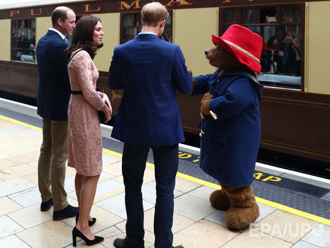﻿Герцогиня Кембриджська станцювала з ведмедиком Паддінгтоном на благодійному заході. Відео