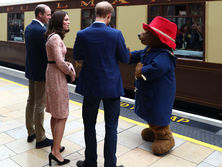 Герцогиня Кембриджская станцевала с мишкой Паддингтоном на благотворительном мероприятии. Видео