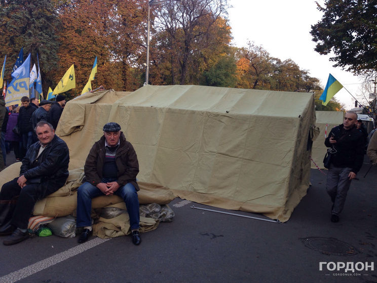 Активисты устанавливают палатки под Радой