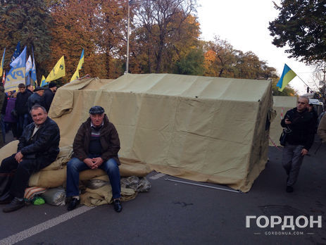 Активисты устанавливают палатки под Радой