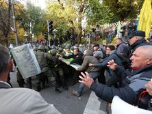 В Киеве проходит акция протеста в поддержку масштабной политической реформы. Фоторепортаж