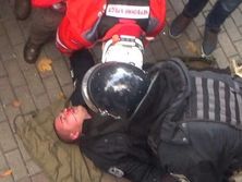 Митингующие под Радой избивали полицейского ногами. Видео