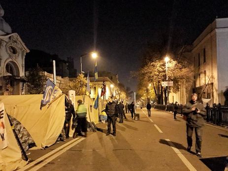 Около 200 участников акции с требованием политической реформы встретили утро у здания Верховной Рады