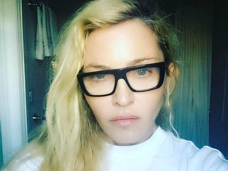 Старший приемный сын Мадонны Дэвид Банда сыграл на пианино и спел песню The Beatles