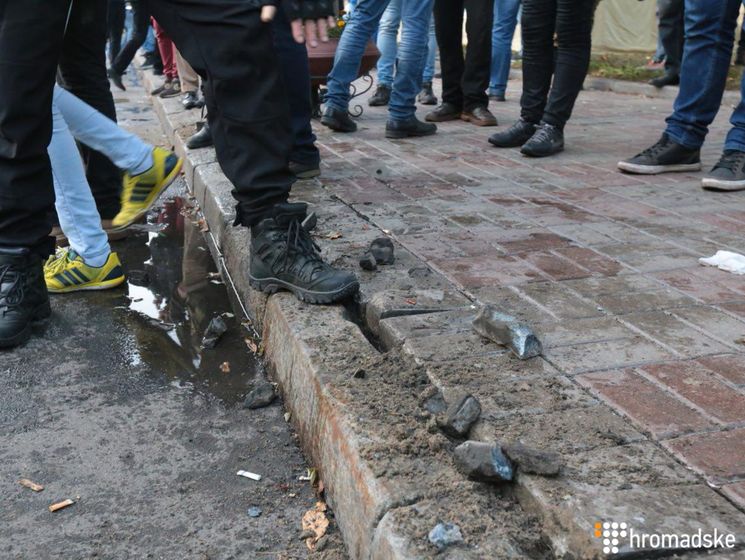 Стычки под Радой: полиция применила газ, демонстранты вооружаются булыжниками