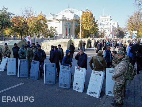 ﻿Сутичка біля парламенту України, поліція застосувала газ. Відео