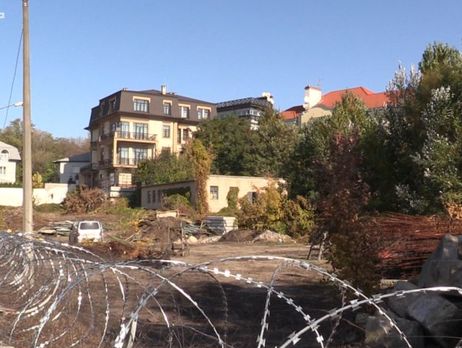 Участок Порошенко на Печерске взяли под охрану и огородили колючей проволокой – 